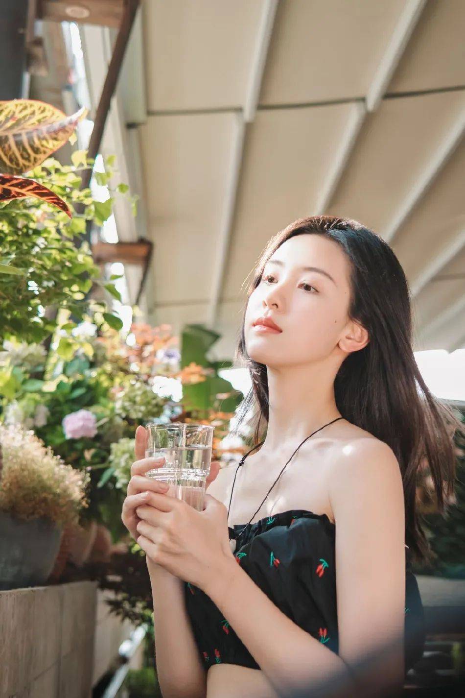陈都灵穿黑色抹胸裙大秀香肩,微微一笑很倾城!