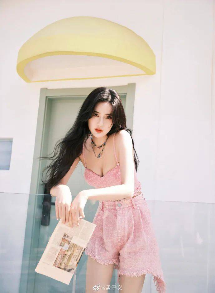 孟子义穿粉色衣裳大秀事业线!五官精致太迷人了