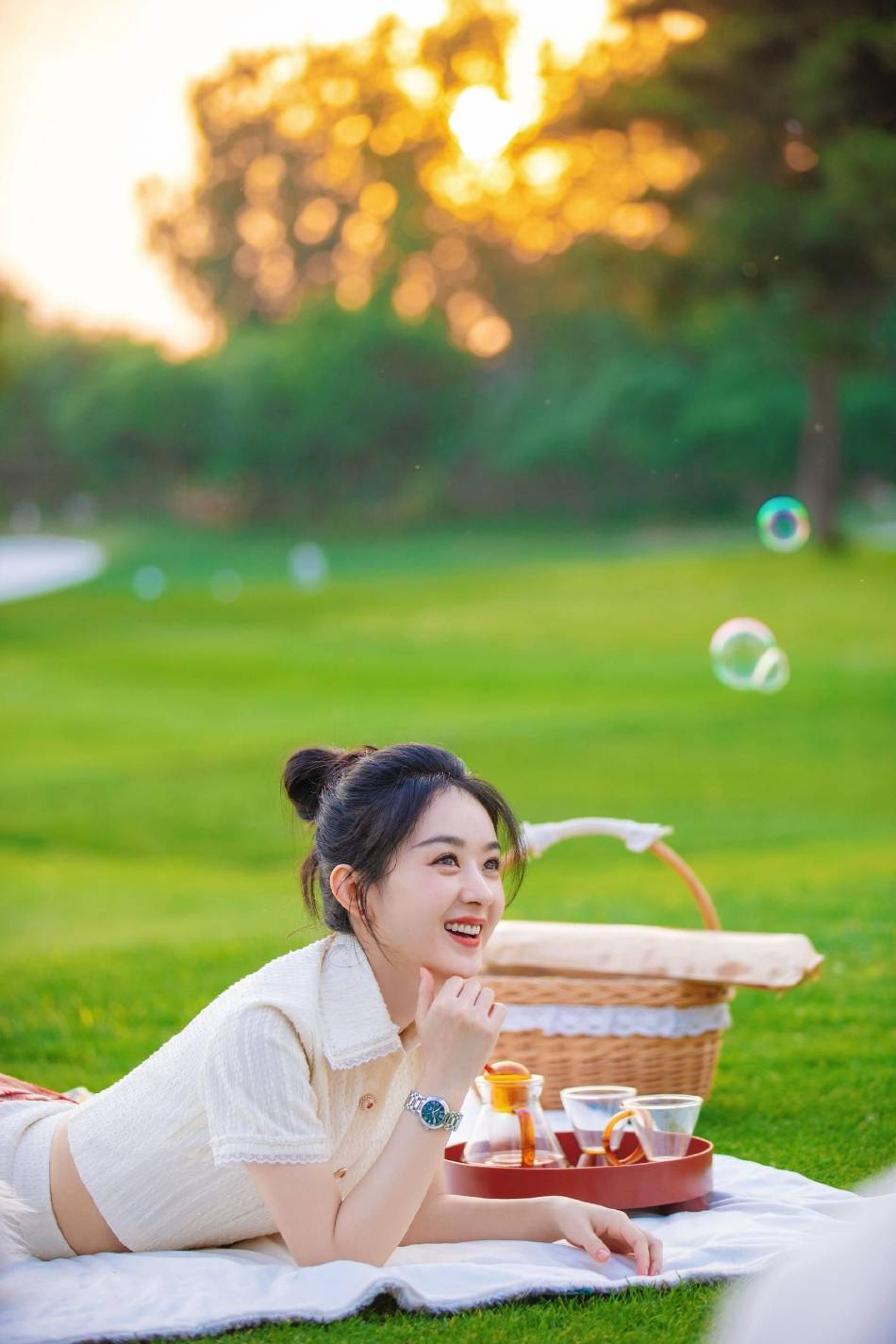 赵丽颖靓丽写真大秀小蛮腰！丸子头可爱又迷人