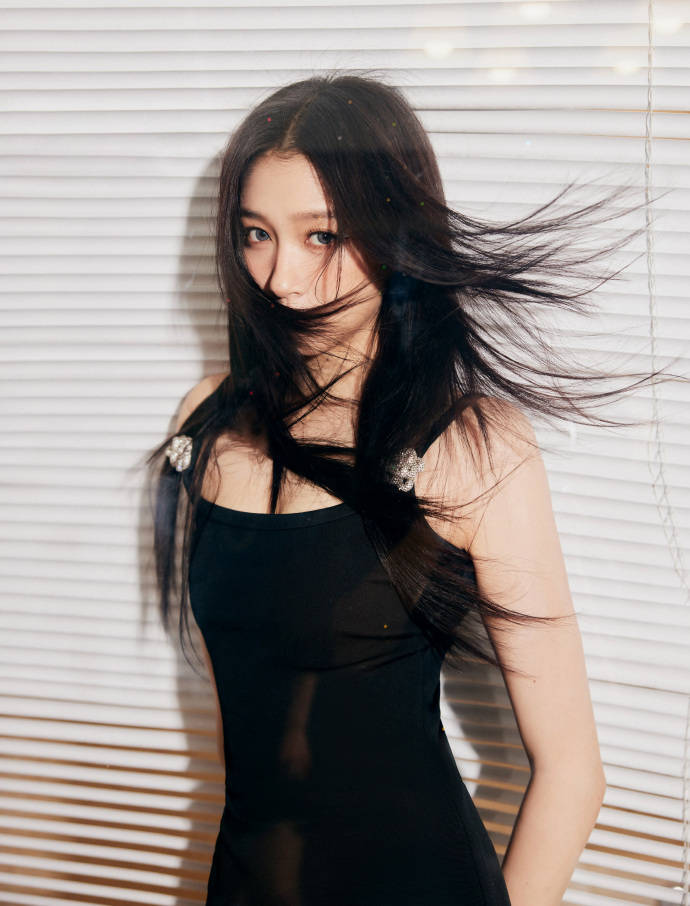 关晓彤穿黑色性感吊带衣裙！曼妙身材美得不可方物