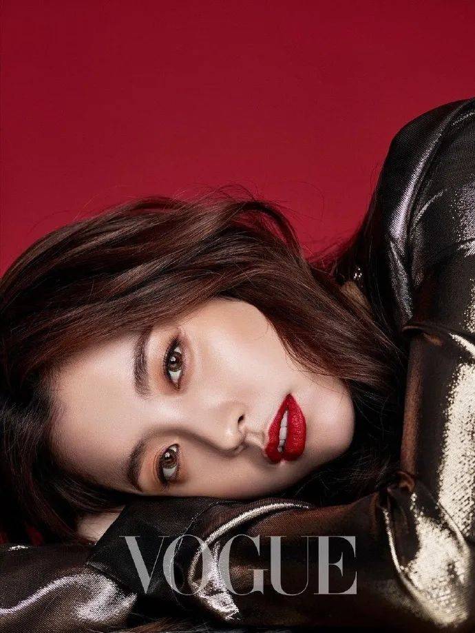 韩国女星韩孝周杂志写真大秀香肩!雪肤玉貌性感撩人