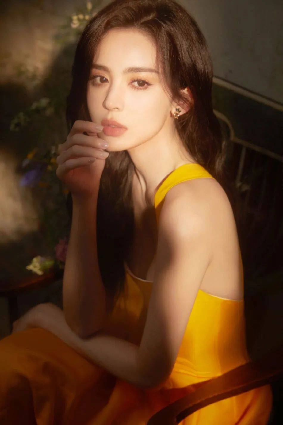 古力娜扎身穿明黄色长裙大秀美背！肤白貌美性感靓丽