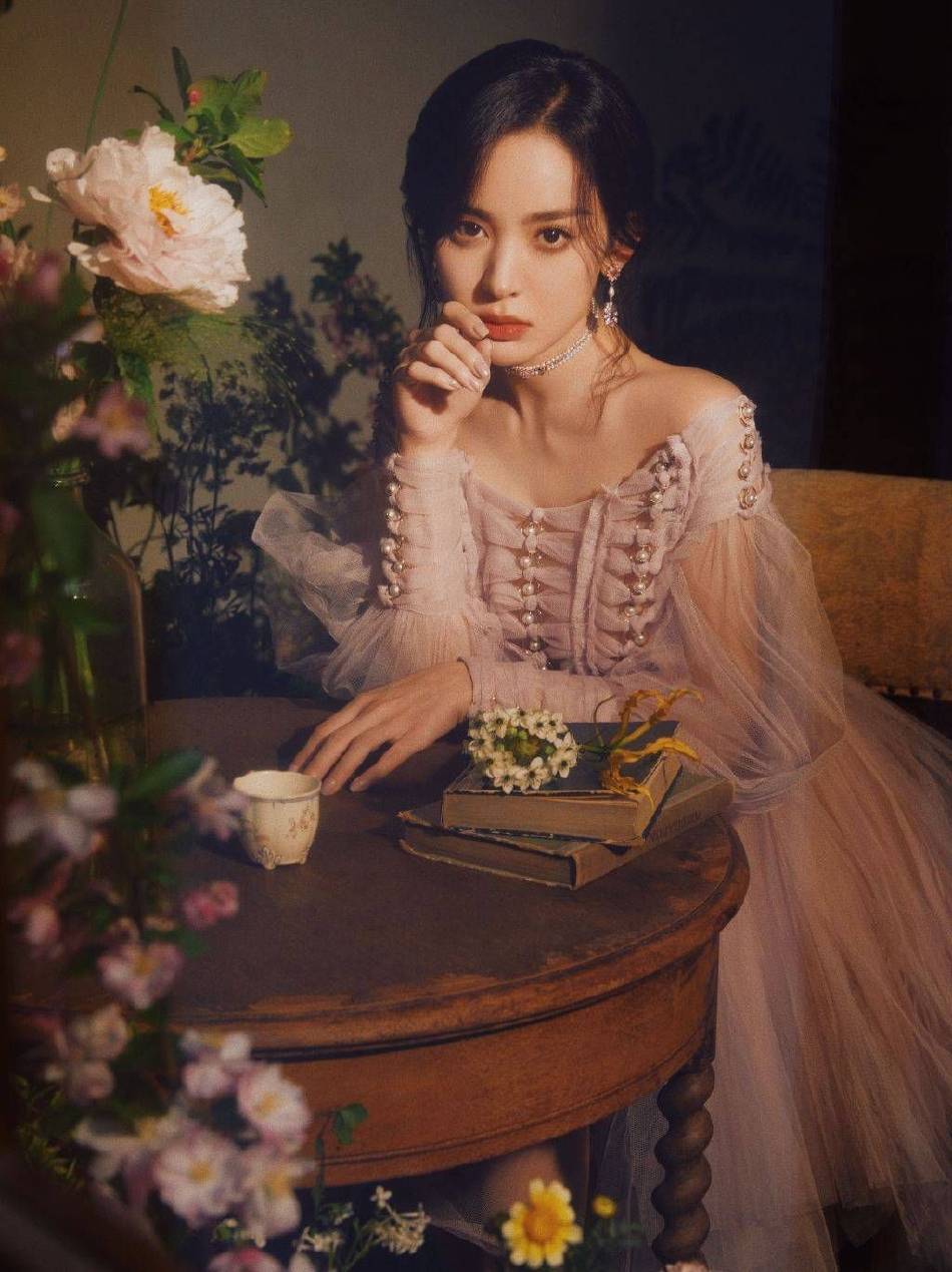 古力娜扎穿抹胸粉裙!一颦一笑宛如油画中的少女