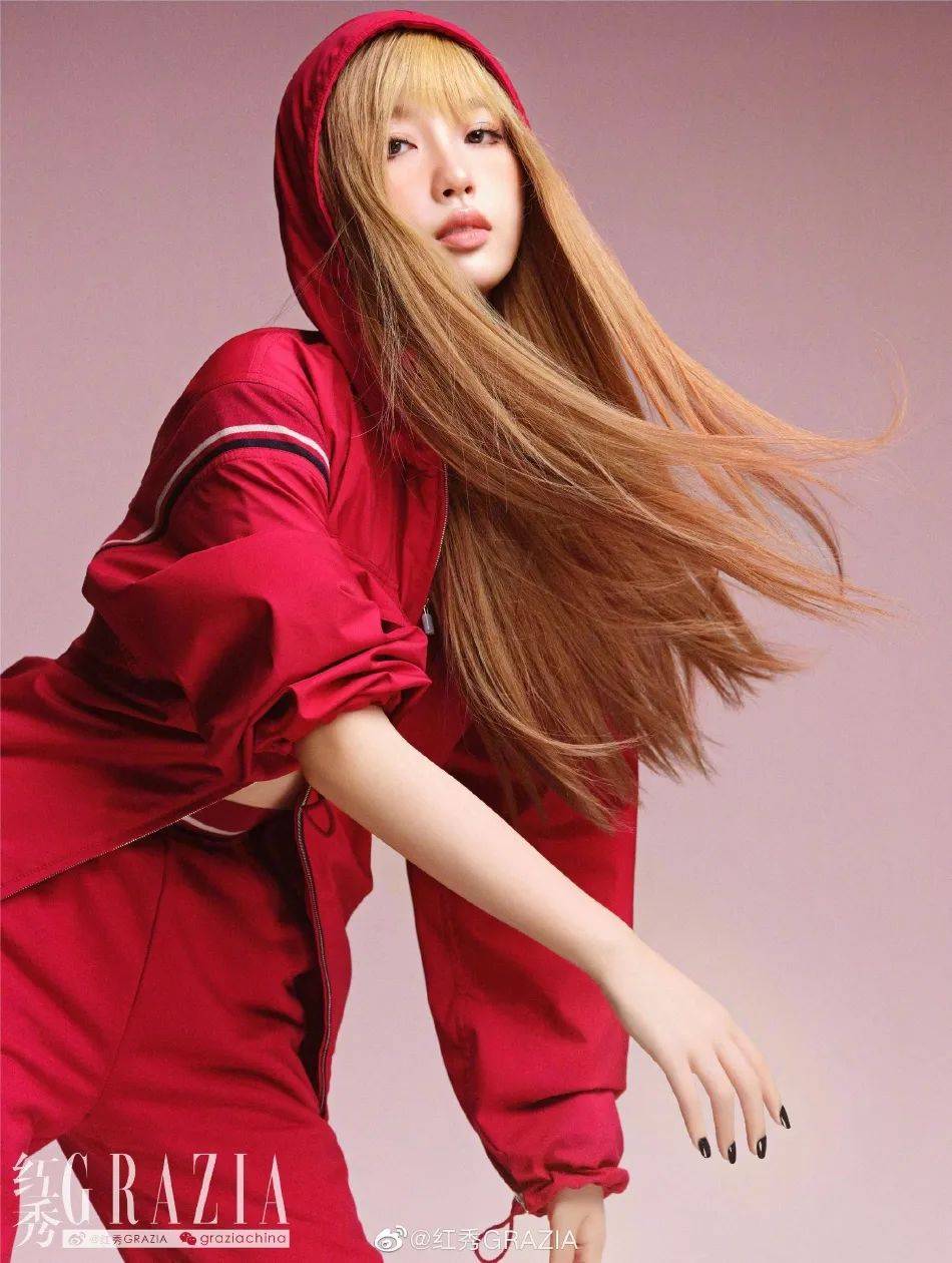 虞书欣身穿运动套装秀曼妙身材,金发造型吸睛十足!