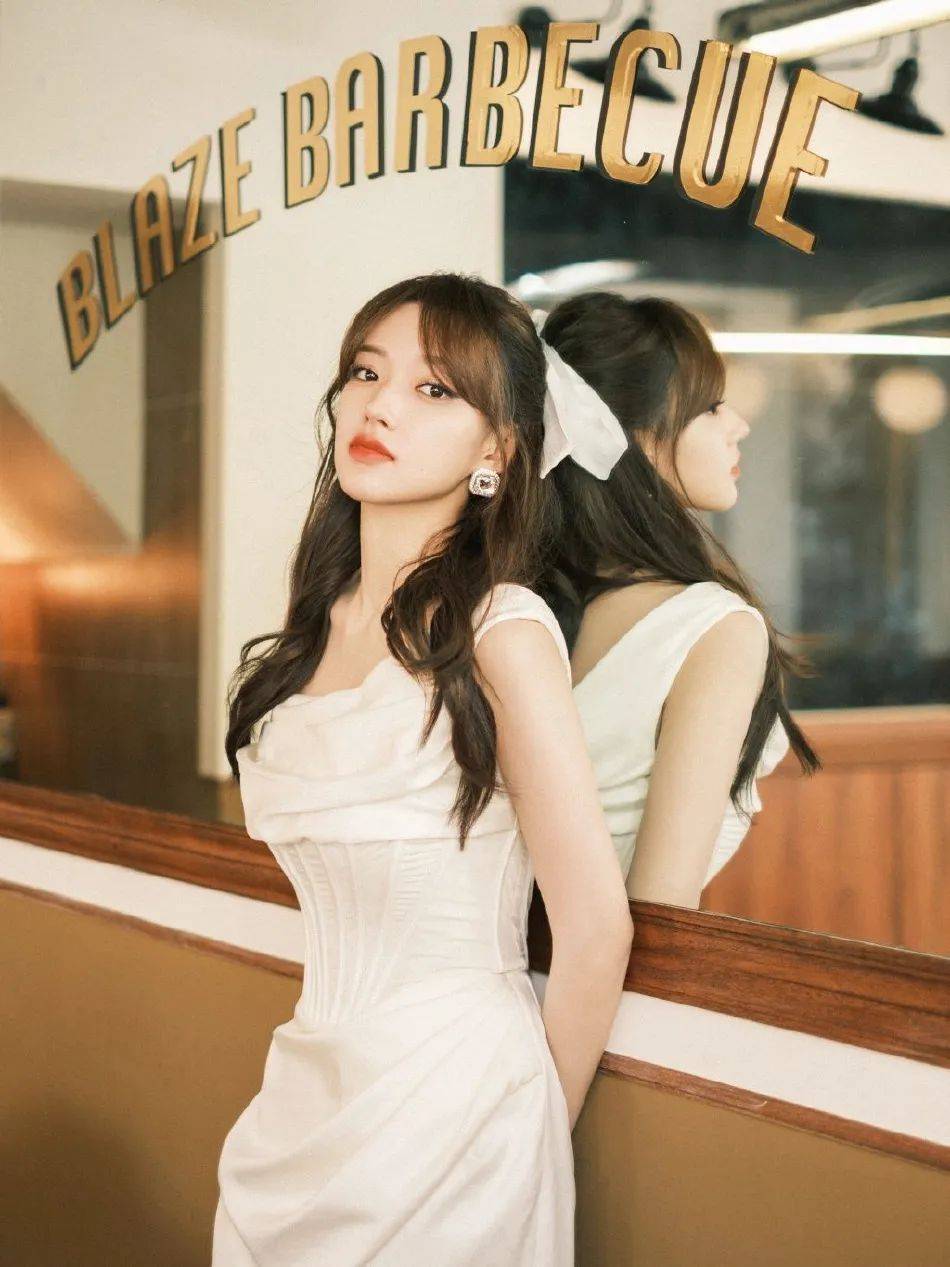 程潇穿白色开叉礼服裙大秀美腿！魔鬼身材尽显无遗