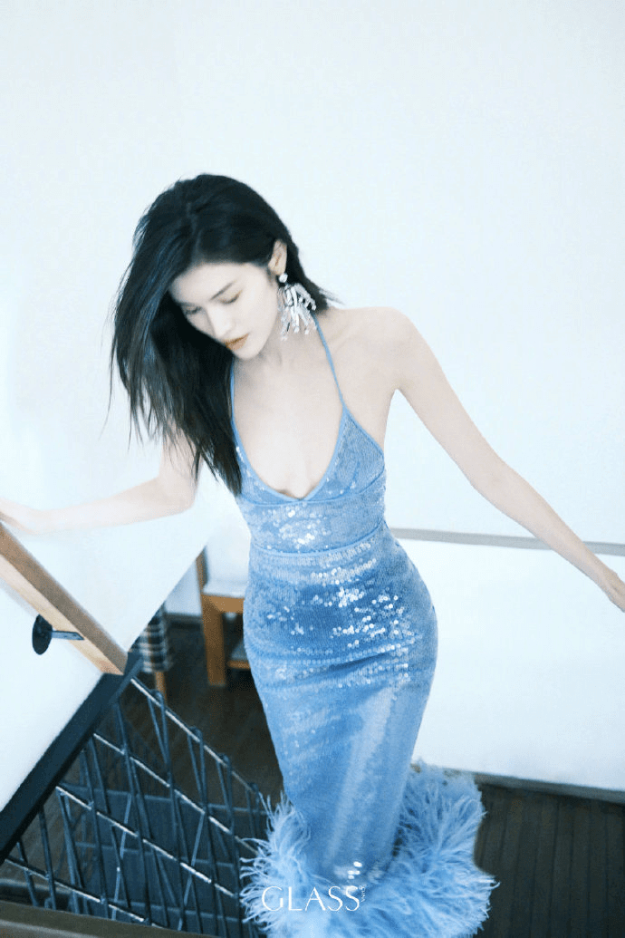 何穗晒美黑照片!大美腿黝黑身材超瘦被吐槽比例失调?