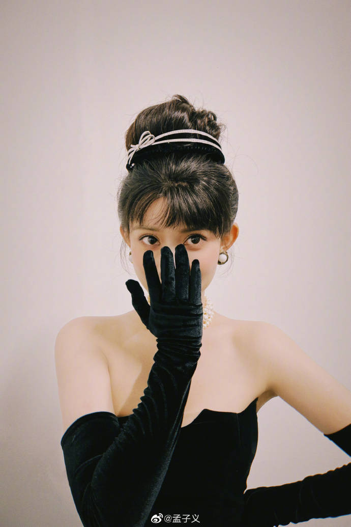 孟子义穿抹胸黑裙梳短发美若赫本!魔鬼身材性感撩人