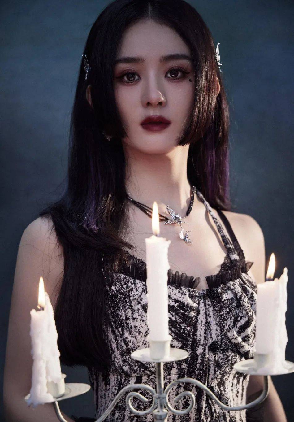 赵丽颖穿蕾丝露肩裙如暗黑魔女！魅力不可小觑