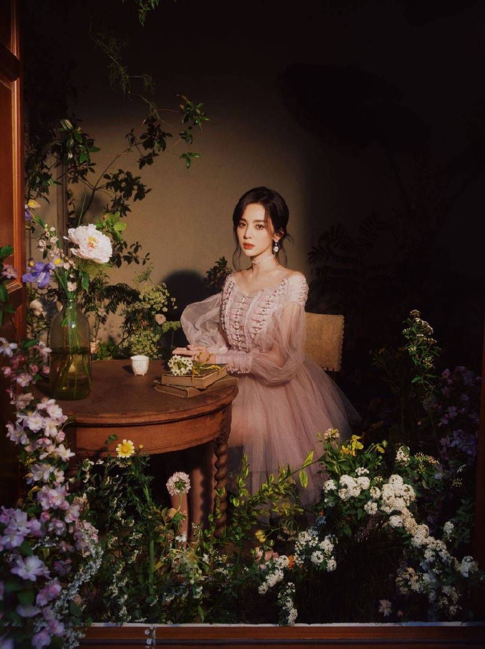 古力娜扎穿抹胸粉裙!一颦一笑宛如油画中的少女