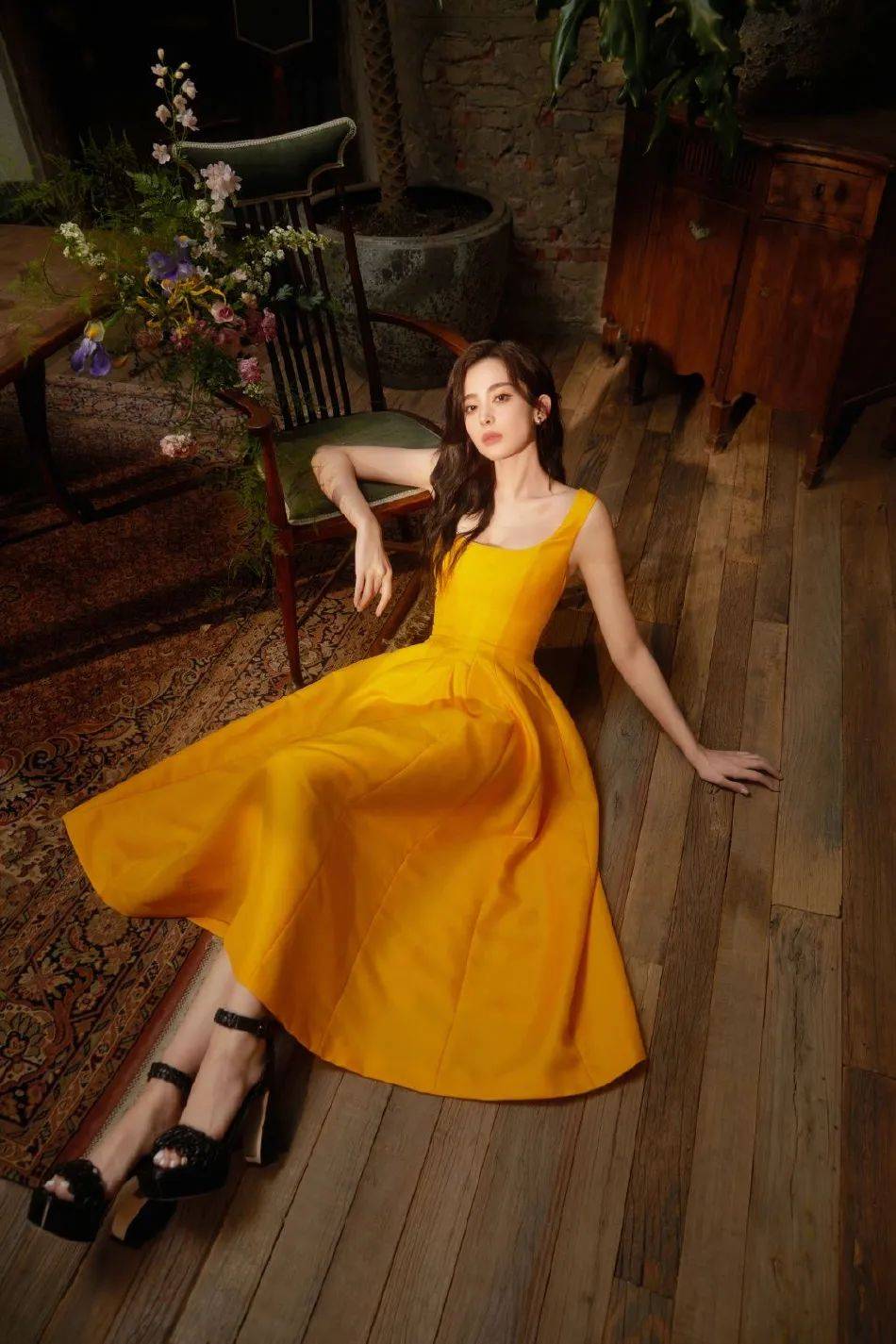 古力娜扎身穿明黄色长裙大秀美背！肤白貌美性感靓丽