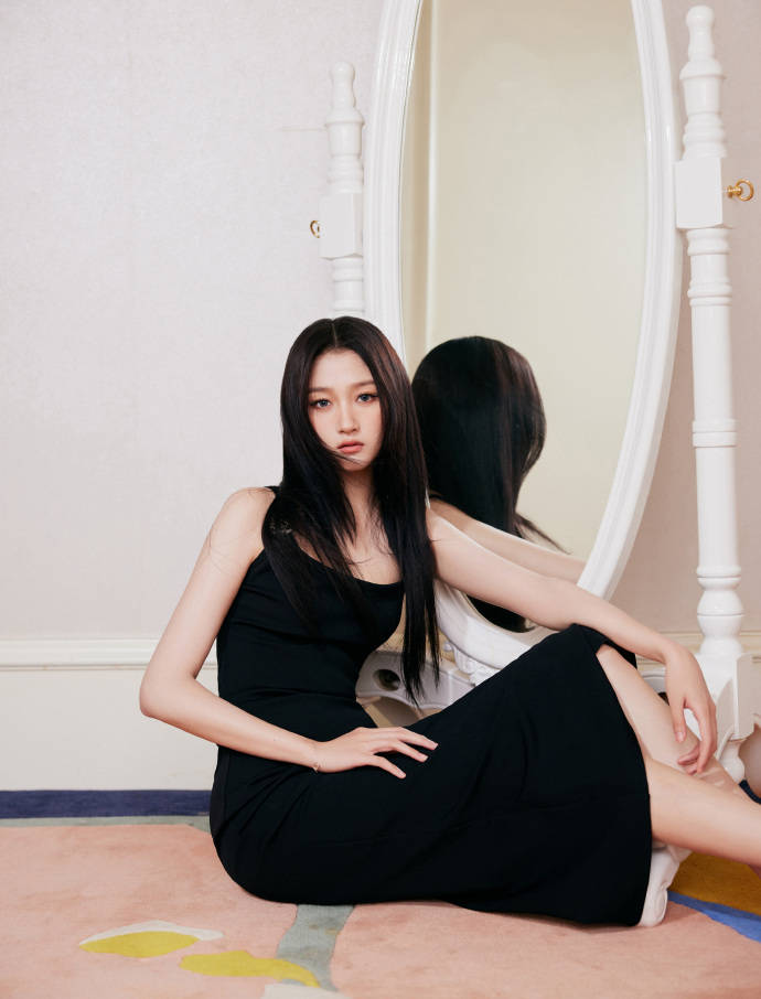 关晓彤穿黑色性感吊带衣裙！曼妙身材美得不可方物