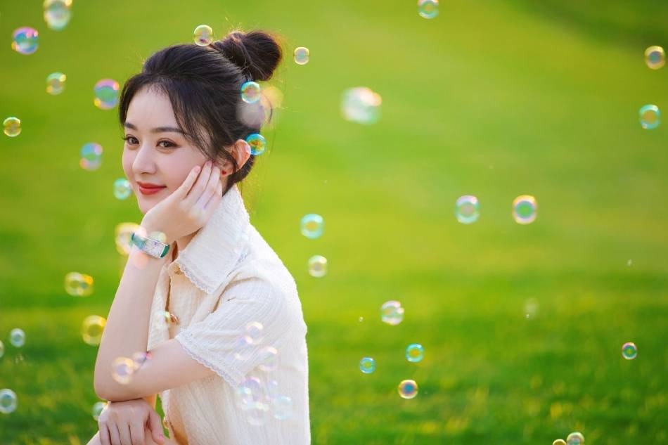 赵丽颖靓丽写真大秀小蛮腰！丸子头可爱又迷人