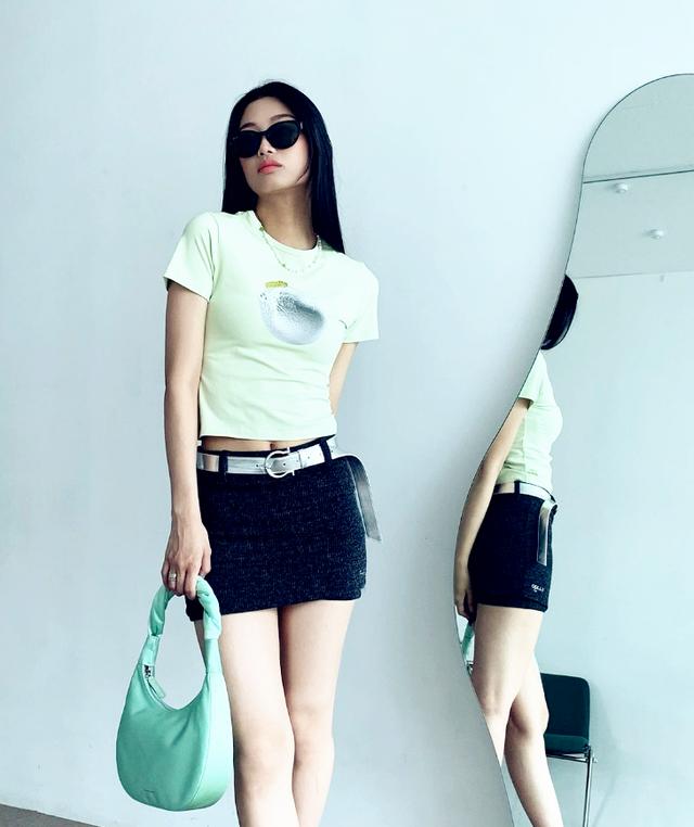 90后韩国时尚博主穿衣打扮在休闲中演绎极简风情，治愈乱穿衣的你