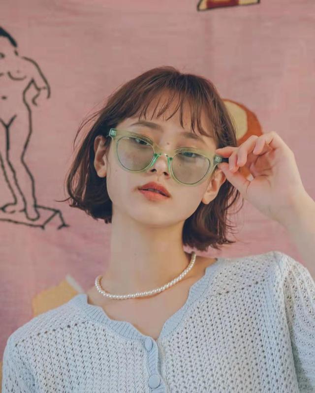 “治愈系”精灵短卷发有多美?看这9款发型就知道,甜酷飒不显老
