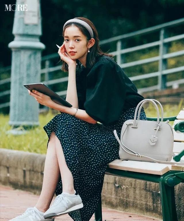 不刻意“扮嫩”却时尚又显年轻,日本主妇的穿衣搭配值得学