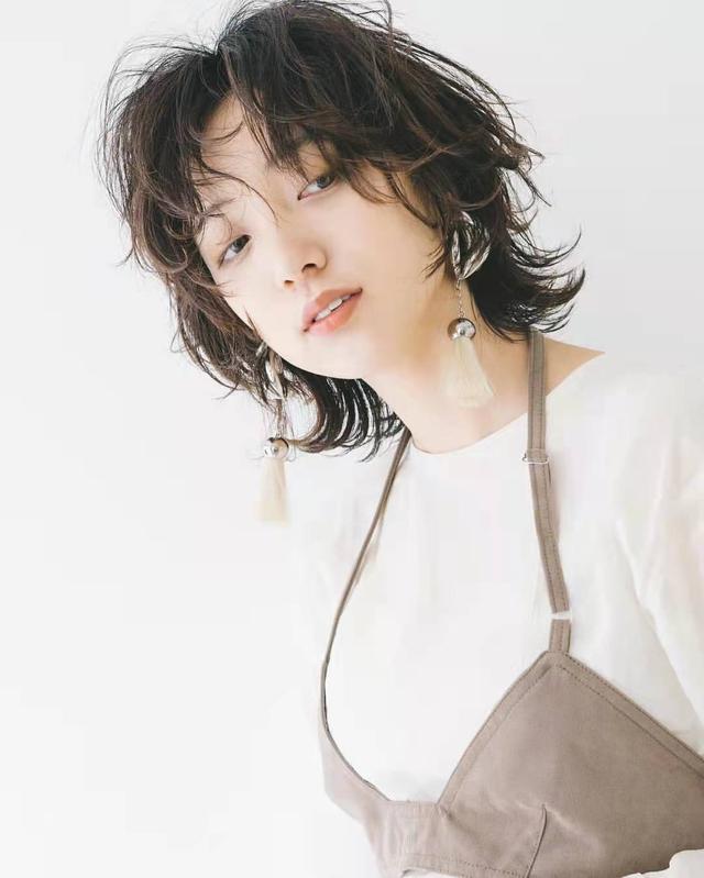 “治愈系”精灵短卷发有多美?看这9款发型就知道,甜酷飒不显老