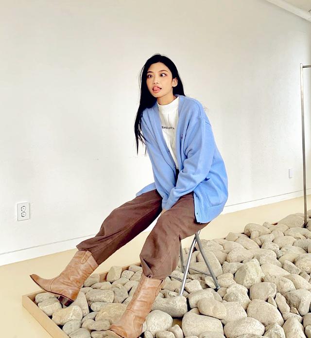 90后韩国时尚博主穿衣打扮在休闲中演绎极简风情，治愈乱穿衣的你