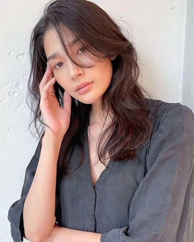 女生怎样烫发不显老？10款只烫型不烫卷的发型，时尚减龄又显气质