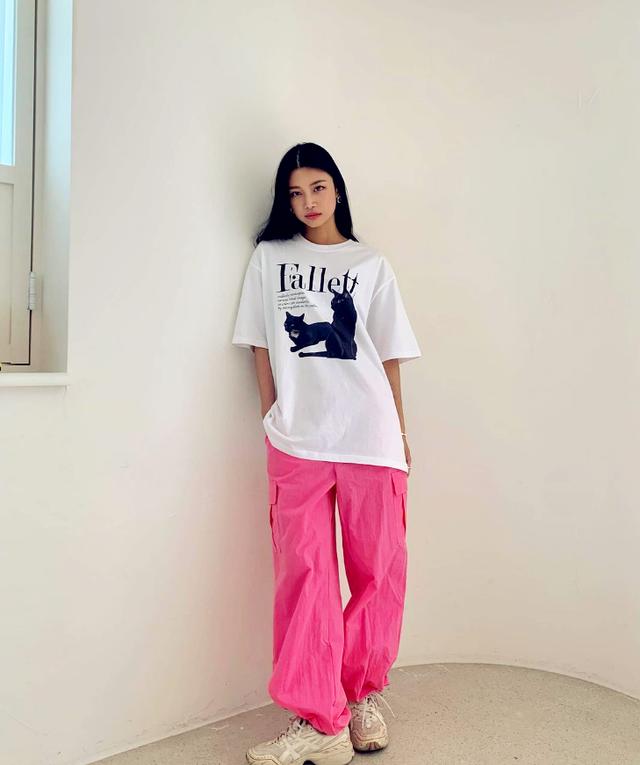 90后韩国时尚博主穿衣打扮在休闲中演绎极简风情，治愈乱穿衣的你