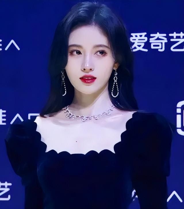 30岁的女生建议试试这3款长发，修饰脸型又有气质，女明星都爱