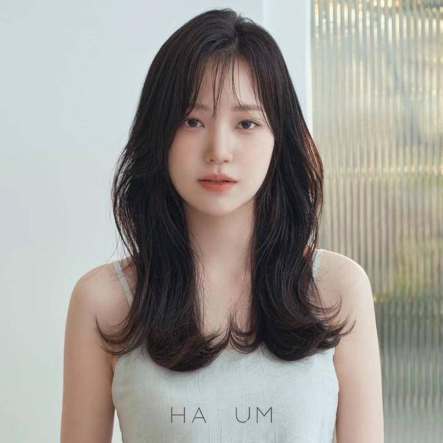 女生怎样烫发不显老？10款只烫型不烫卷的发型，时尚减龄又显气质