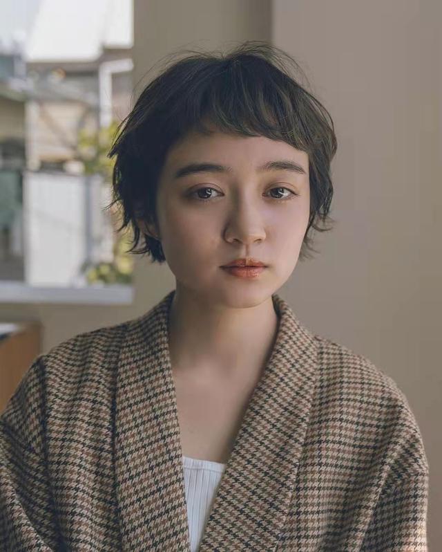 “治愈系”精灵短卷发有多美?看这9款发型就知道,甜酷飒不显老