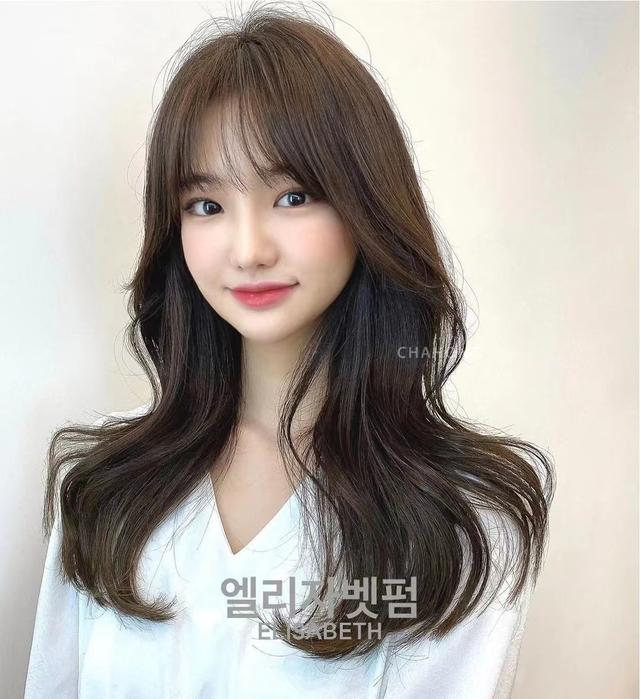 女生怎样烫发不显老？10款只烫型不烫卷的发型，时尚减龄又显气质