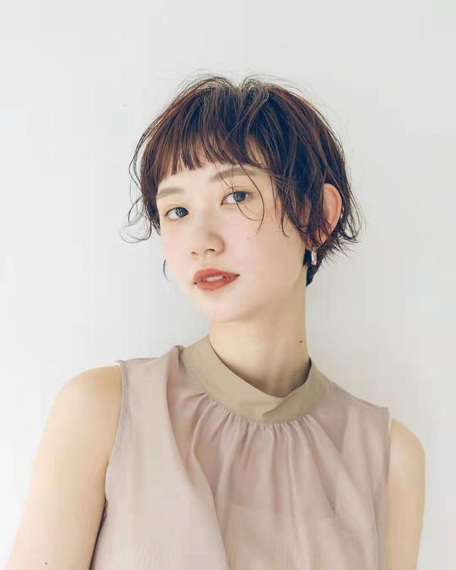 “治愈系”精灵短卷发有多美?看这9款发型就知道,甜酷飒不显老