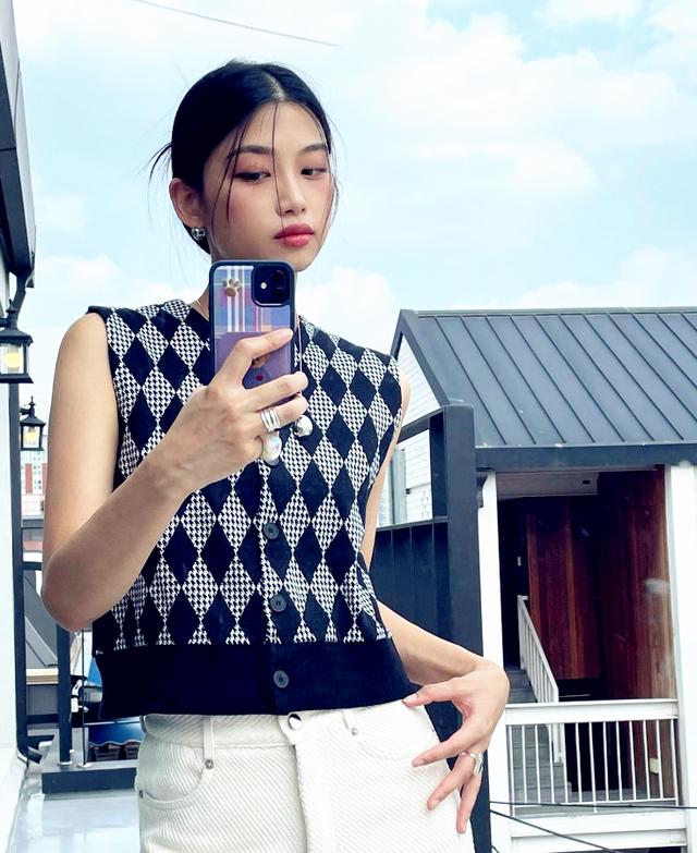 90后韩国时尚博主穿衣打扮在休闲中演绎极简风情，治愈乱穿衣的你