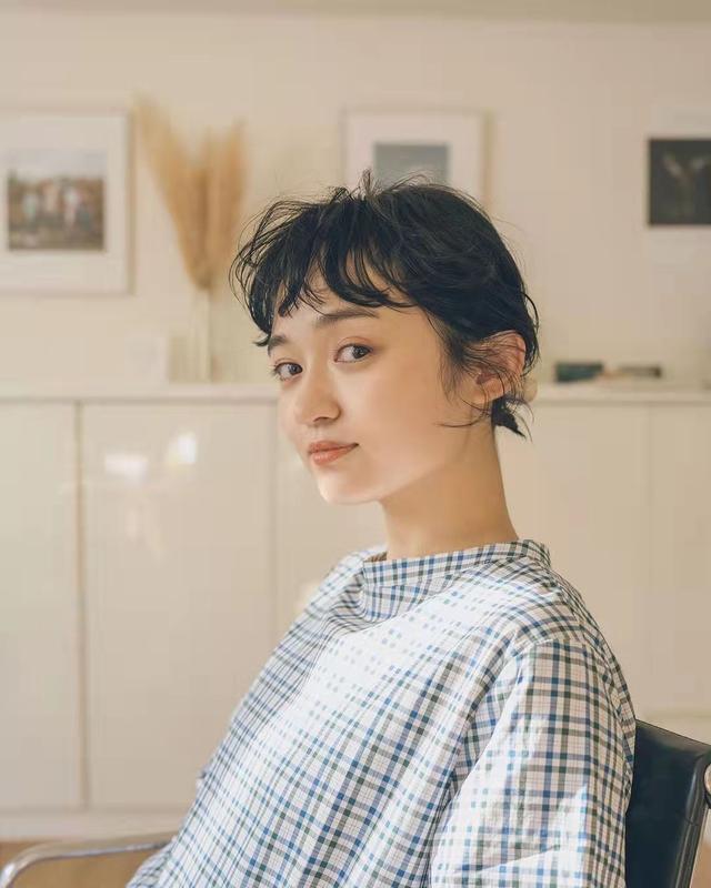 “治愈系”精灵短卷发有多美?看这9款发型就知道,甜酷飒不显老