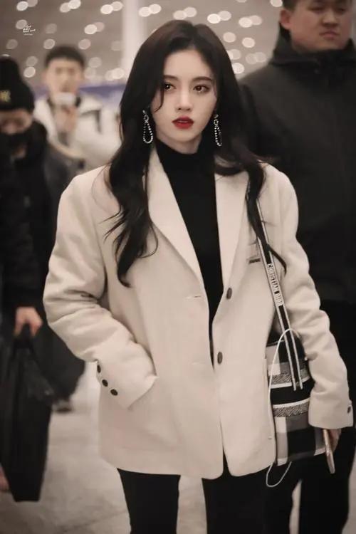 30岁的女生建议试试这3款长发，修饰脸型又有气质，女明星都爱