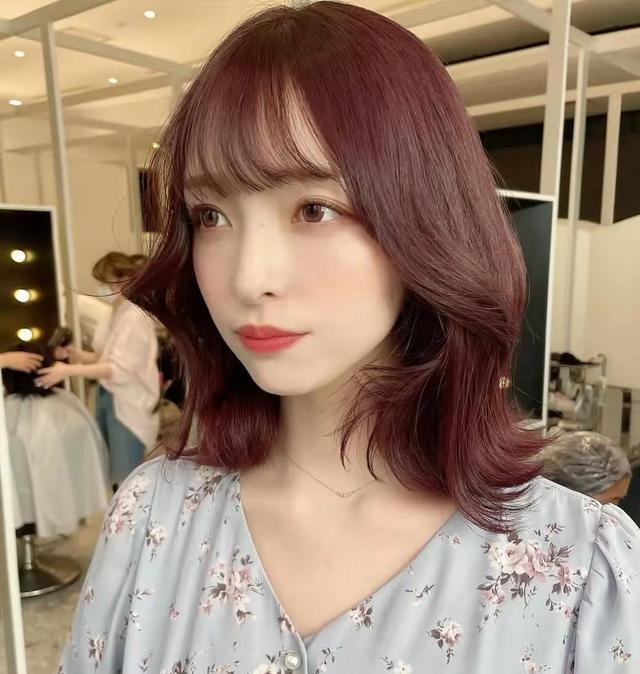 女生怎样烫发不显老？10款只烫型不烫卷的发型，时尚减龄又显气质