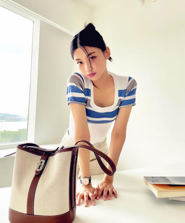 90后韩国时尚博主穿衣打扮在休闲中演绎极简风情，治愈乱穿衣的你