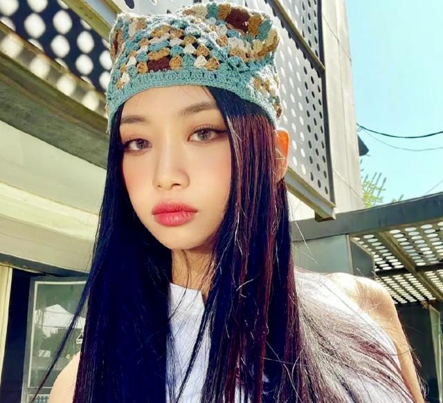 90后韩国时尚博主穿衣打扮在休闲中演绎极简风情，治愈乱穿衣的你