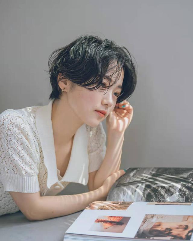 “治愈系”精灵短卷发有多美?看这9款发型就知道,甜酷飒不显老