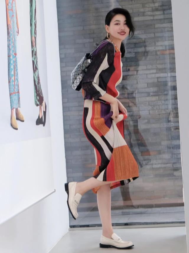 会打扮的人穿衣法则：不穿恨天高，妆容淡雅，裙子过膝，发要蓬松