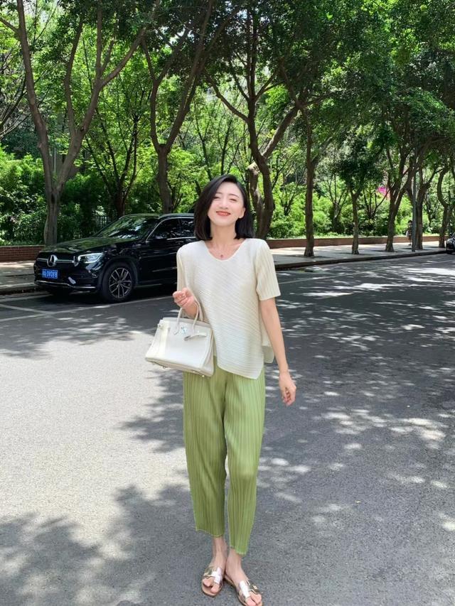 会打扮的人穿衣法则：不穿恨天高，妆容淡雅，裙子过膝，发要蓬松