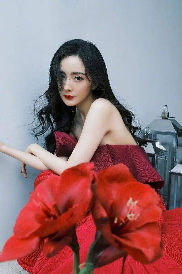 杨幂身穿红色抹胸裙大秀白皙美背！成熟妩媚香艳迷人