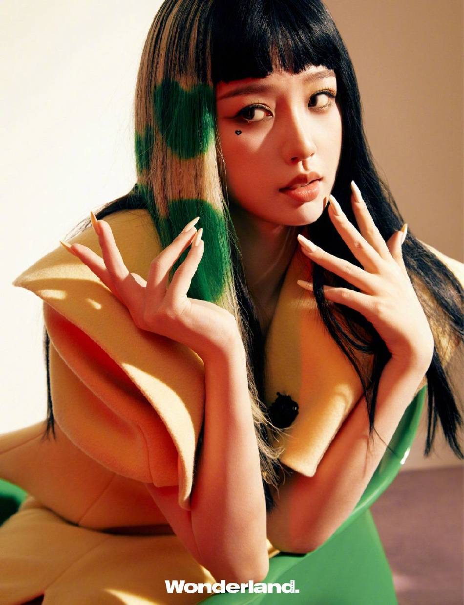 虞书欣绿色挑染写真大秀香肩!时尚表现力MAX