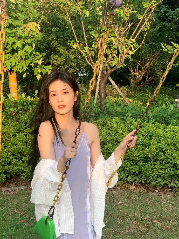 白鹿最新写真大秀香肩,媚态十足性感迷人 !