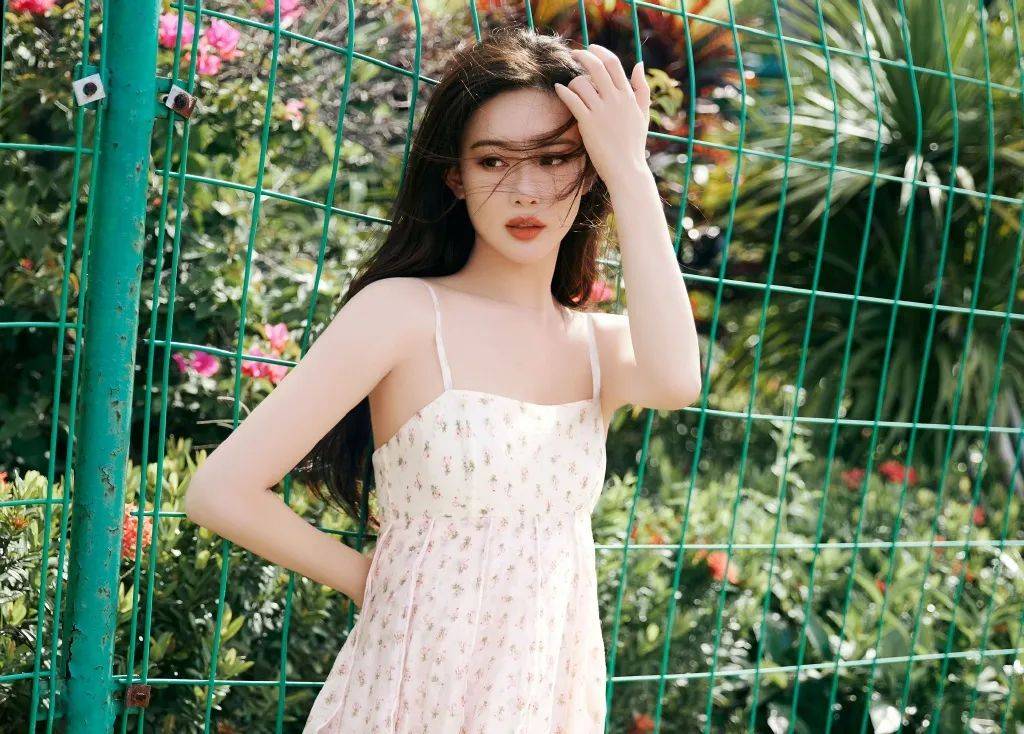 孟子义穿碎花裙大秀白皙香肩!曼妙身材美得让人窒息
