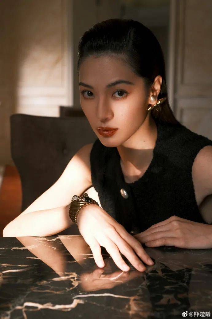 钟楚曦穿露肩短裙大秀曼妙身材!曼妙身材尽显无遗