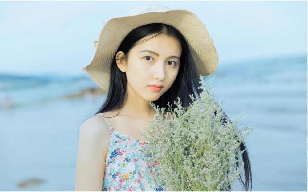 海边美女长发披肩清新甜美户外街拍图片写真