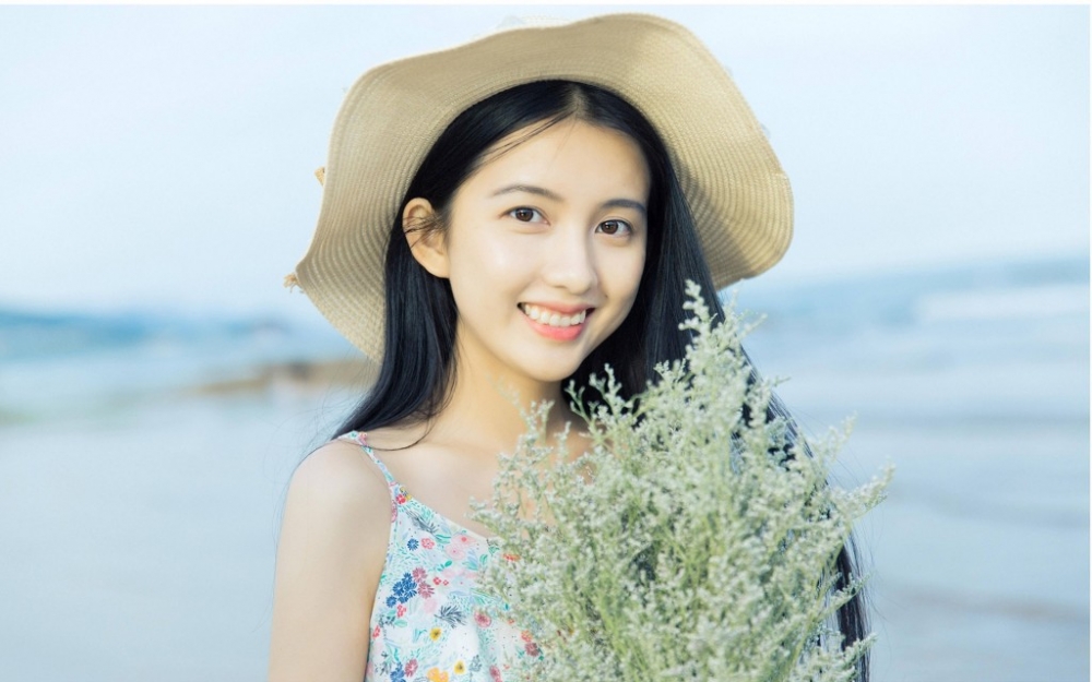 海边美女长发披肩清新甜美户外街拍图片写真