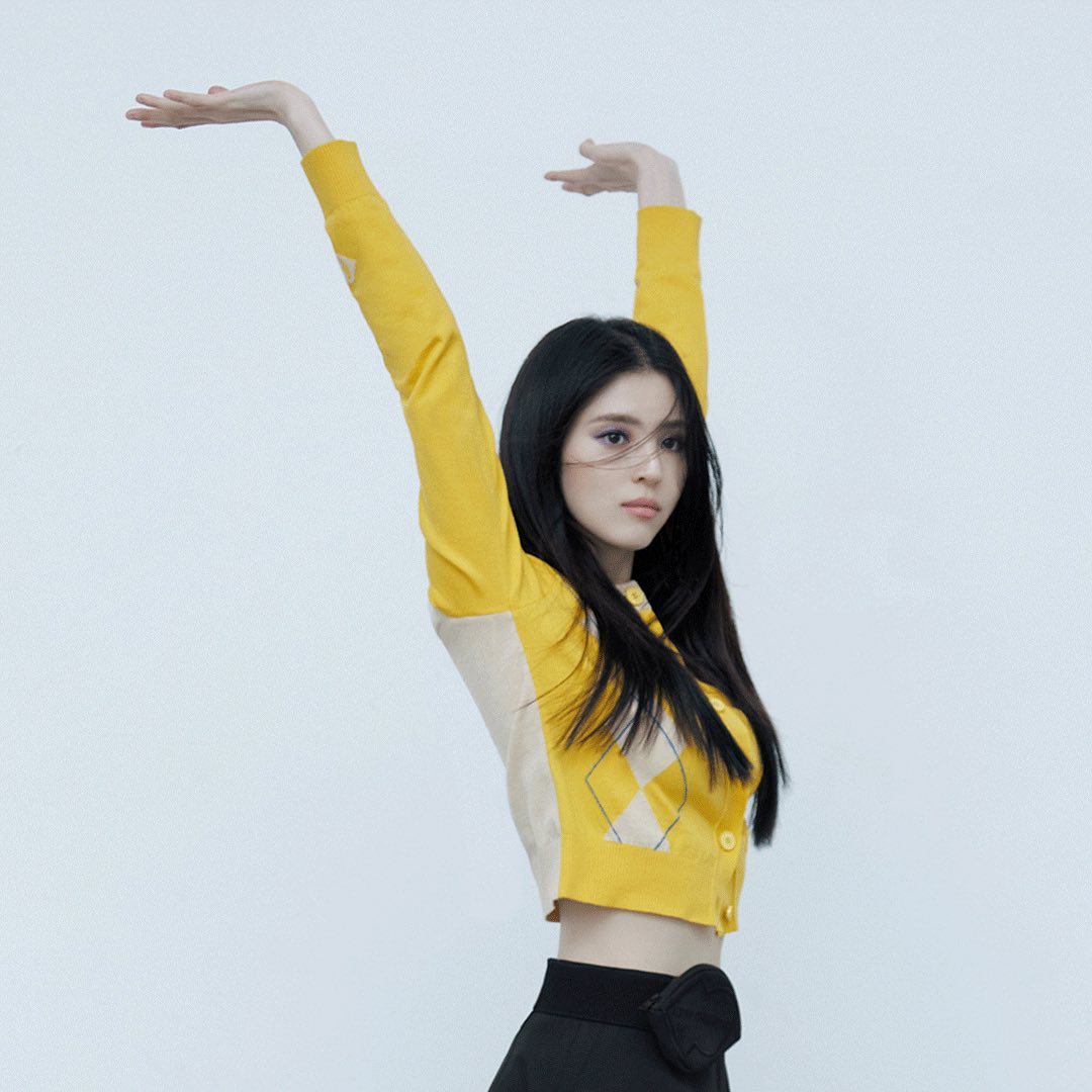 黑长直发展现个性美,韩韶禧为Lucky Chouette拍摄秋冬宣传照