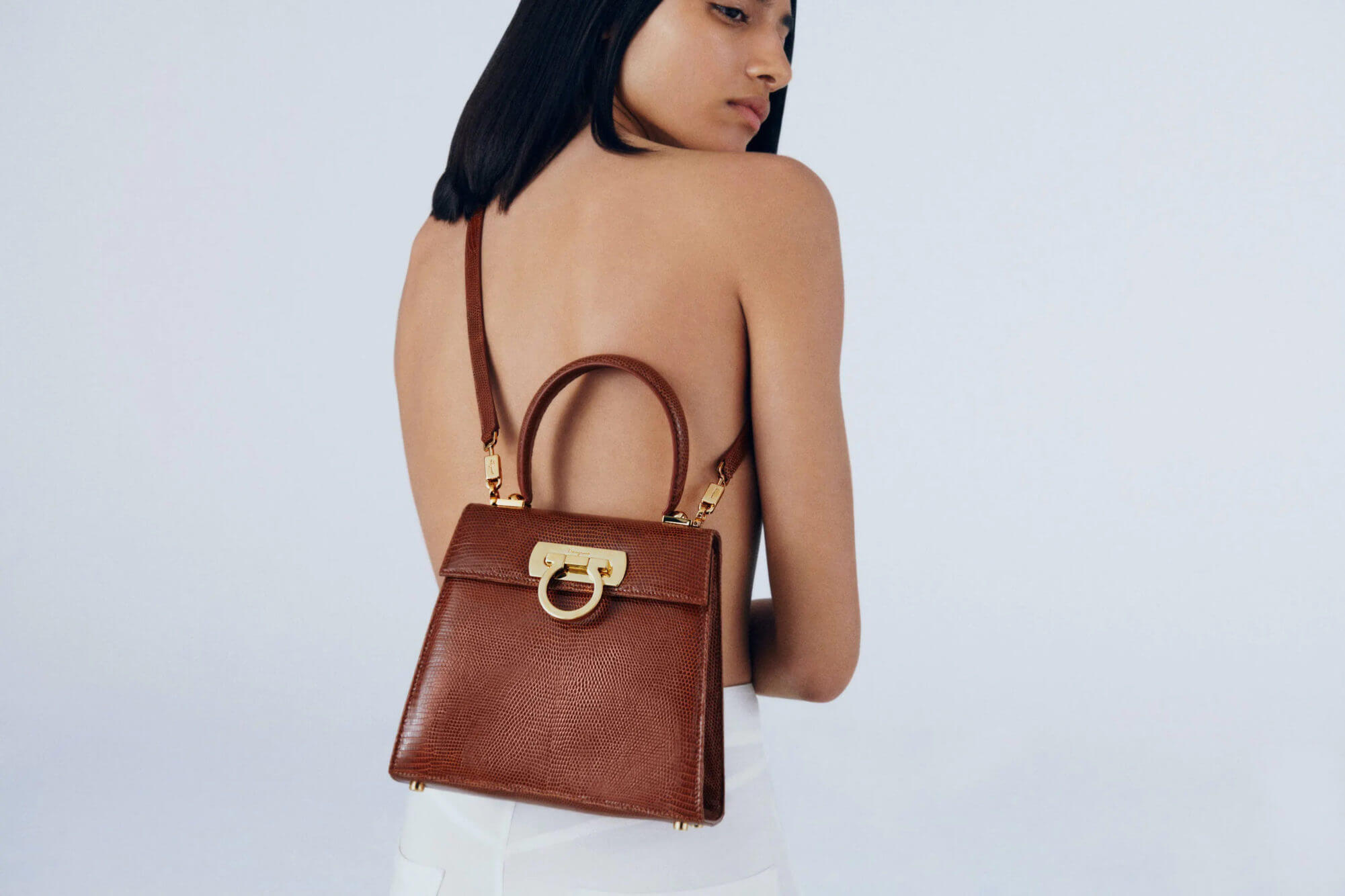 一款传承30年的传奇手袋:Salvatore Ferragamo为经典Top Handle Bag融入现代美感