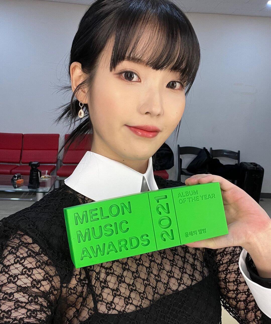 发尾越翘越好看,不守规矩的羽毛包包头,现在韩国女生都在绑