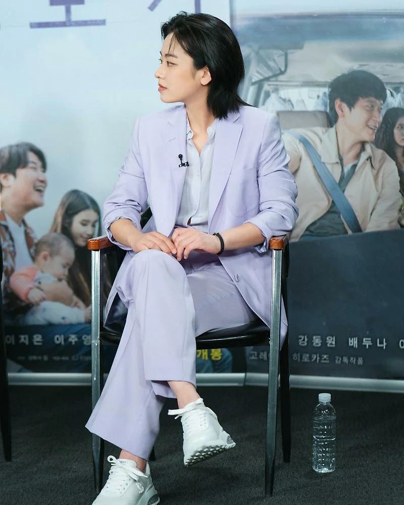 想尝试层次剪却害怕过于前卫,就从韩国盛行的轻羽剪着手吧