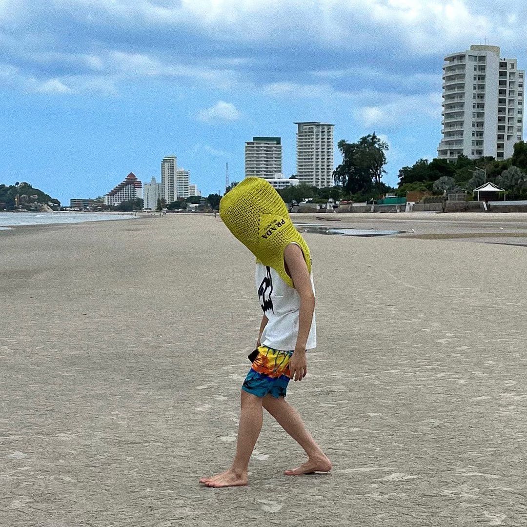 女星很认真,男星疯狂搞怪!从晒包照看韩国明星的差异