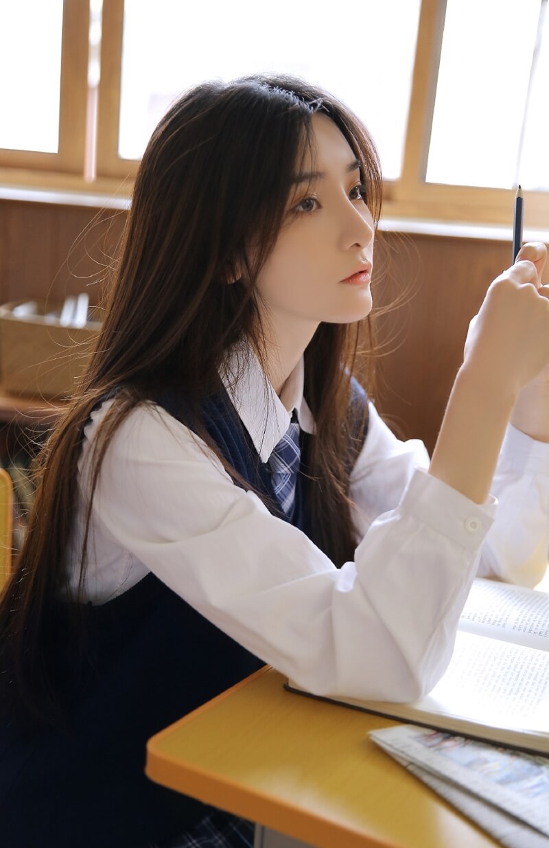长发美女校花学生制服清新甜美室内图片写真